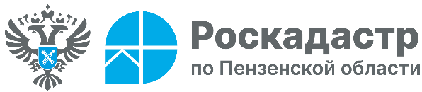     Филиал ППК «Роскадастр» по Пензенской области рассказал, как проверить подлинность выписки из ЕГРН  Заказать выписку из Единого государственного реестра недвижимости (ЕГРН) – это быстро и просто, но важно быть уверенным в достоверности всех получаемых сведений. Роскадастр по Пензенской области рассказал, как проверить подлинность выписки из ЕГРН. Популярность услуги по предоставлению сведений из ЕГРН среди граждан постоянно растет. Для того, чтобы граждане чувствовали большую безопасность и могли убедиться в подлинности получаемой информации, был создан цифровой инструмент по верификации выписок из ЕГРН с помощью QR-кода. Нововведение по проверке выписок из ЕГРН с помощью QR-кода было реализовано для гарантии юридической чистоты совершаемых сделок с недвижимостью, что значительно уменьшает потенциальные риски проводимой операции с недвижимостью. QR-код в выписке из ЕГРН находится в правом верхнем углу. Если его отсканировать, то заявитель будет перенаправлен в соответствующий раздел официального сайта Росреестра и получит подтверждение или опровержение предоставленных сведений.  «Так как с марта 2023 года доступ к персональным данным третьих лиц в выписках из ЕГРН ограничен для третьих лиц, то при совершении сделки с недвижимостью продавец может сам передать покупателю выписку из ЕГРН, подтверждающую право его собственности. В свою очередь покупатель сможет проверить ее подлинность с помощью имеющегося QR-кода и убедиться, что предоставляемые сведения корректны», – добавил заместитель директора – главный технолог Роскадастра по Пензенской области Константин Дубовкин. Кроме того, если выписка предоставлена в электронном виде, то есть возможность проверить корректность электронной цифровой подписи на сайте Росреестра в разделе «Проверка электронного документа». Напоминаем, что заказать выписку из ЕГРН можно в бумажном виде путем подачи заявления в любой офис Многофункционального центра или в электронном виде, воспользовавшись сервисами Росреестра и Госуслуг.   Материал подготовлен пресс-службой Роскадастра по Пензенской области